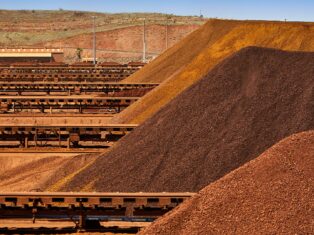Rio Tinto orders four battery-electric locomotives for Pilbara operations
