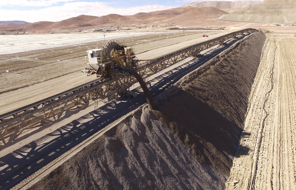 Mineras chilenas BHP y Antofagasta demandadas por daño ambiental