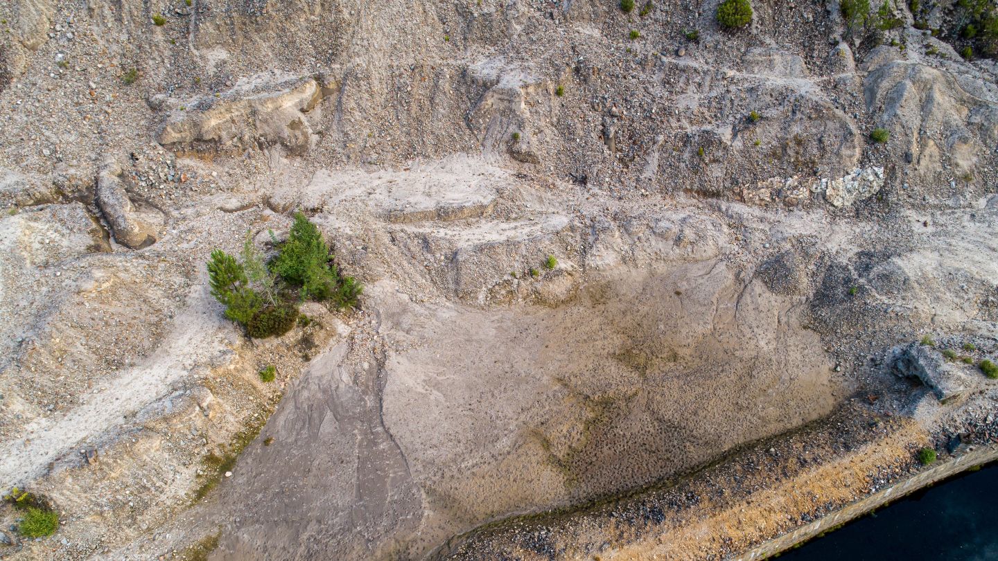 Red Mountain identifies outcropping garnet skarn at Montana site