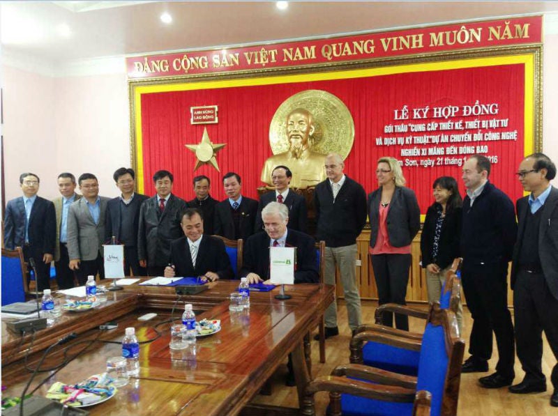 Contract signing with a delegation of Bim Son Cement and representatives of LOESCHE GmbH.